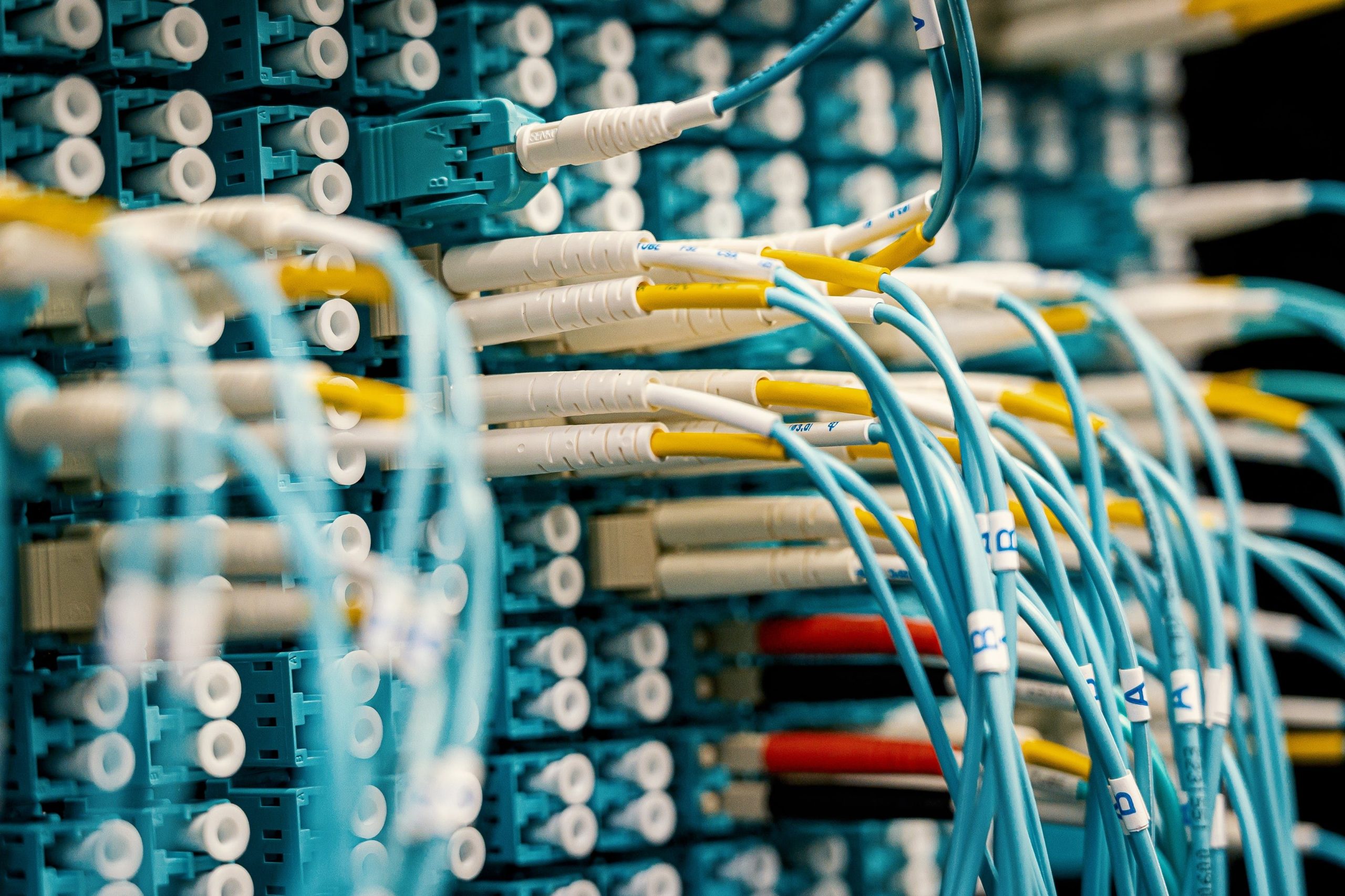 La pandemia y el teletrabajo impulsan la fibra óptica hasta superar las 11 millones de líneas en España