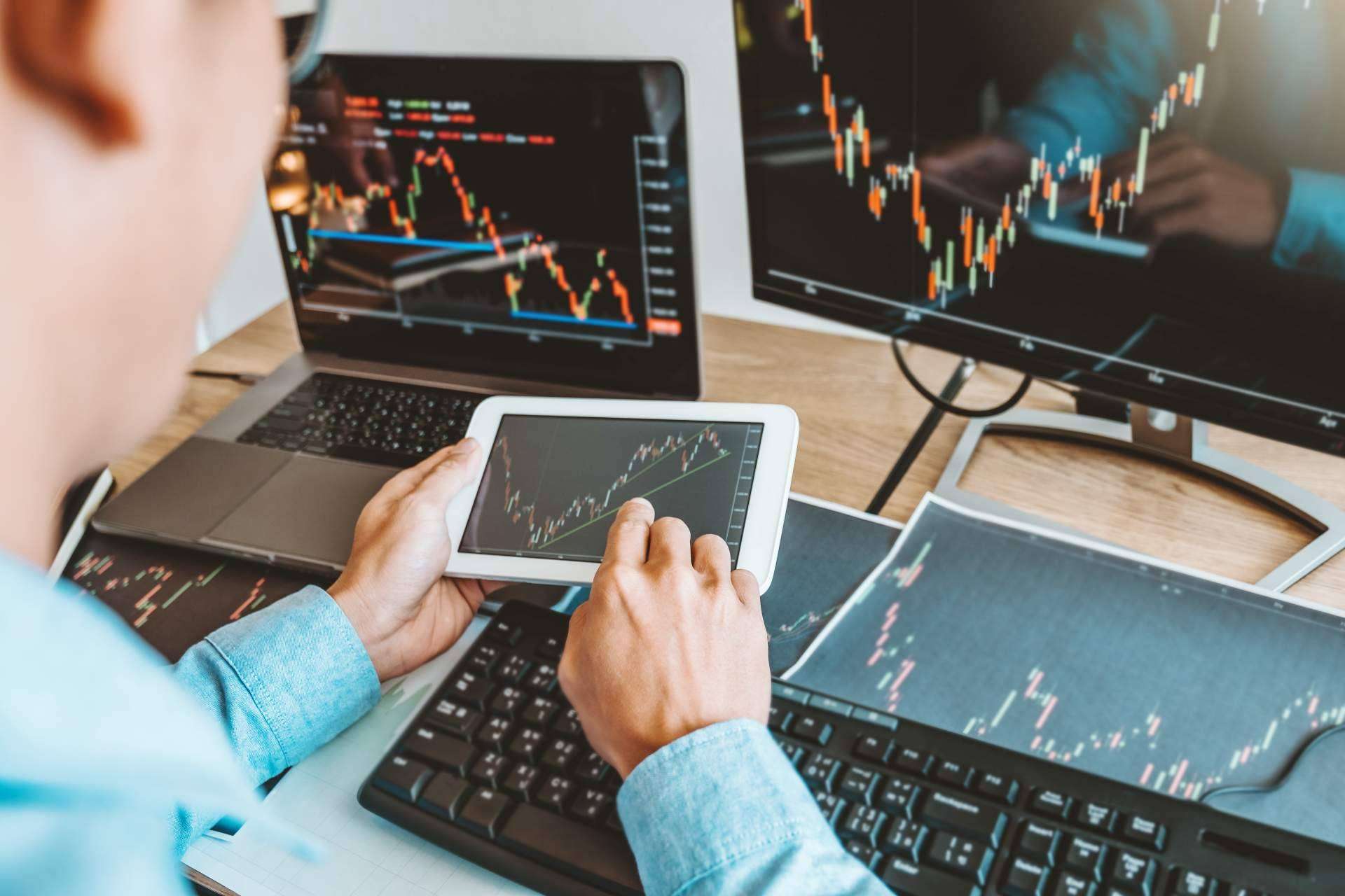 ¿En qué consisten los entrenamientos de élite en Forex y las mentorías grupales o individuales dirigidas por Isabel Nogales?