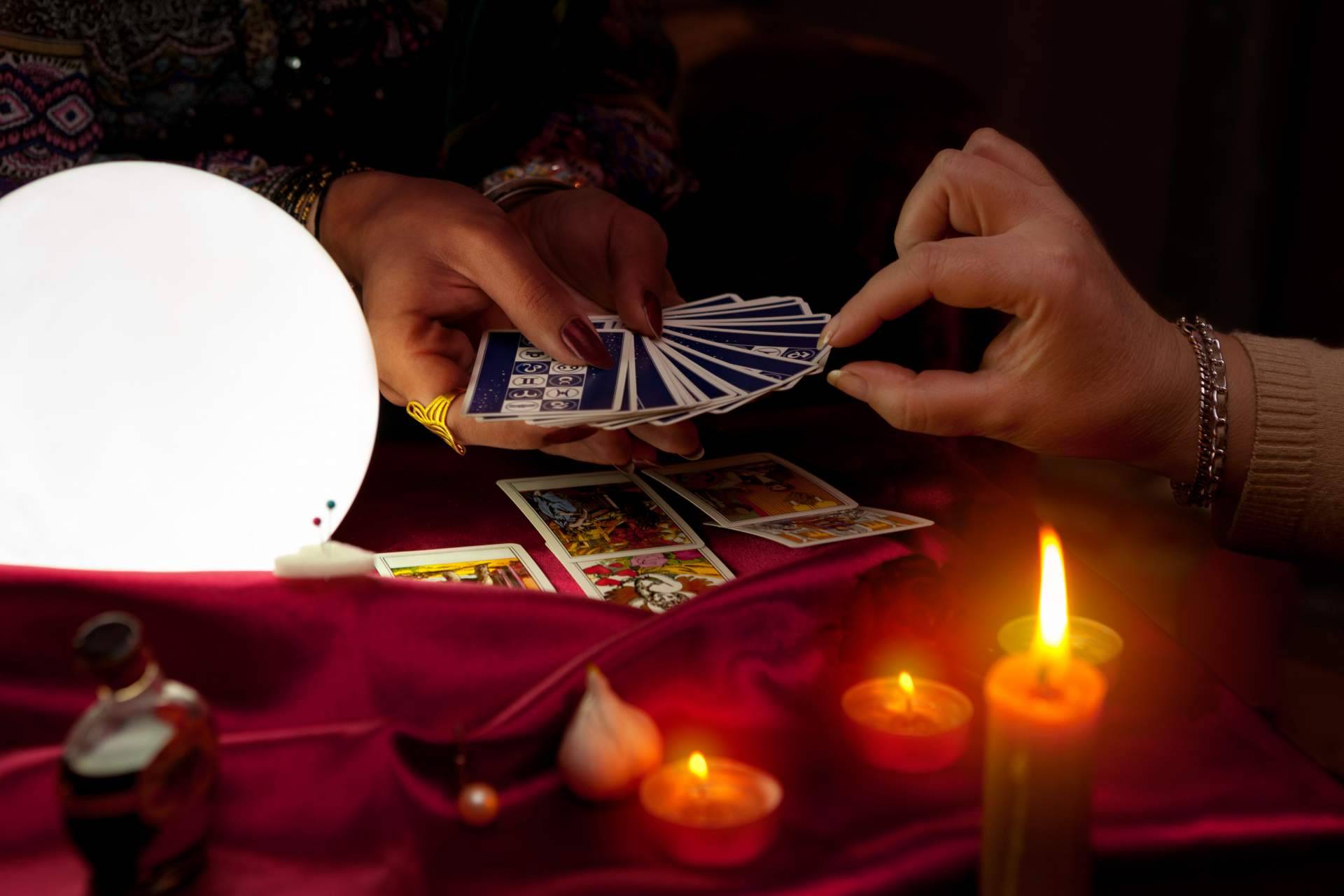 Universo del Tarot: tarot especializado en el amor bueno y económico con atención 24 horas