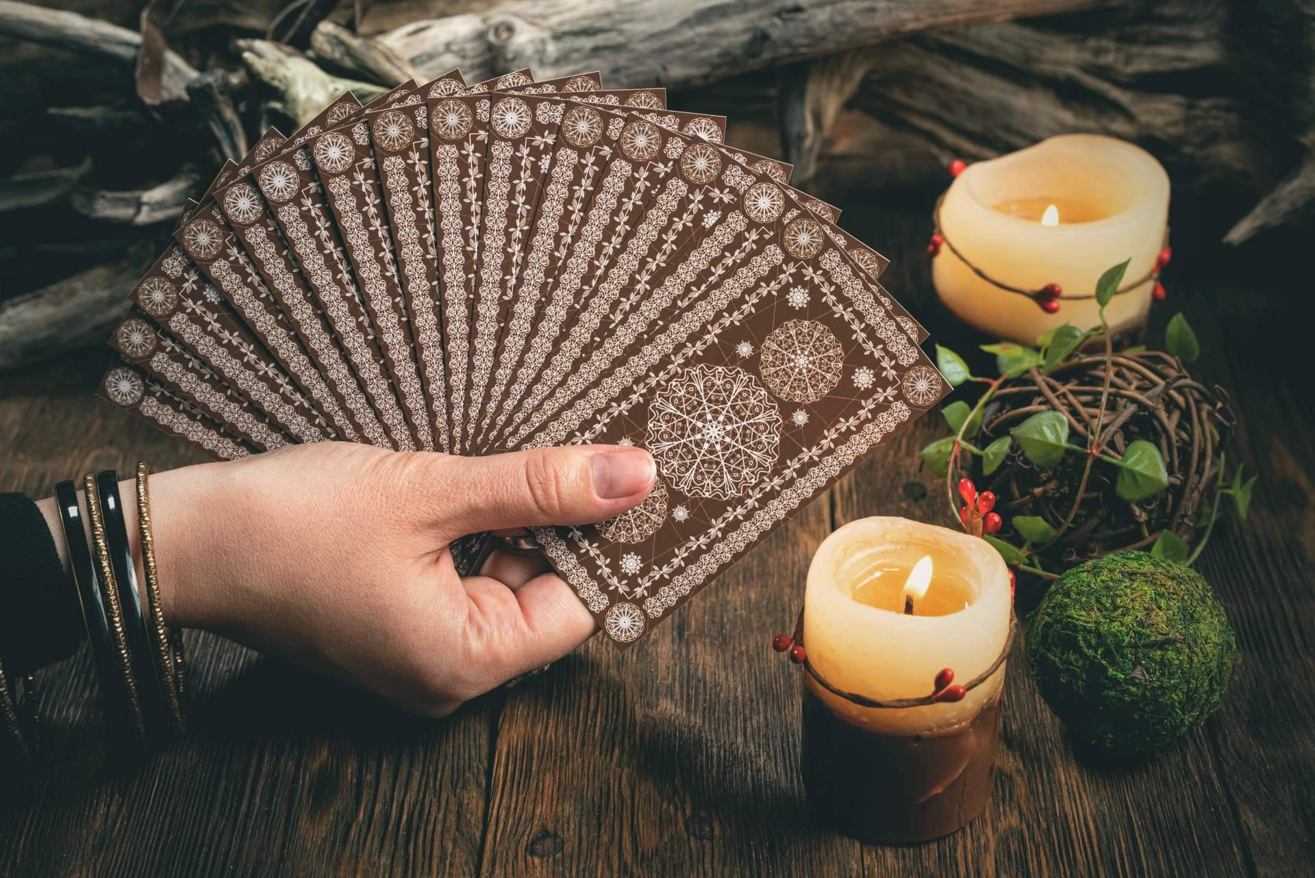Tarot de Alicia Caballero expone la manera de utilizar las velas de colores mágicas