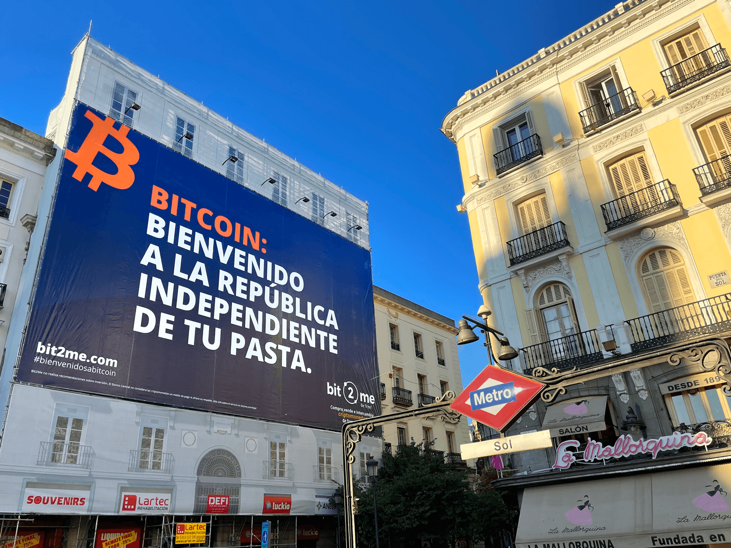 Bit2Me conquista la Puerta del Sol con una lona gigante con un mensaje que no pasa desapercibido