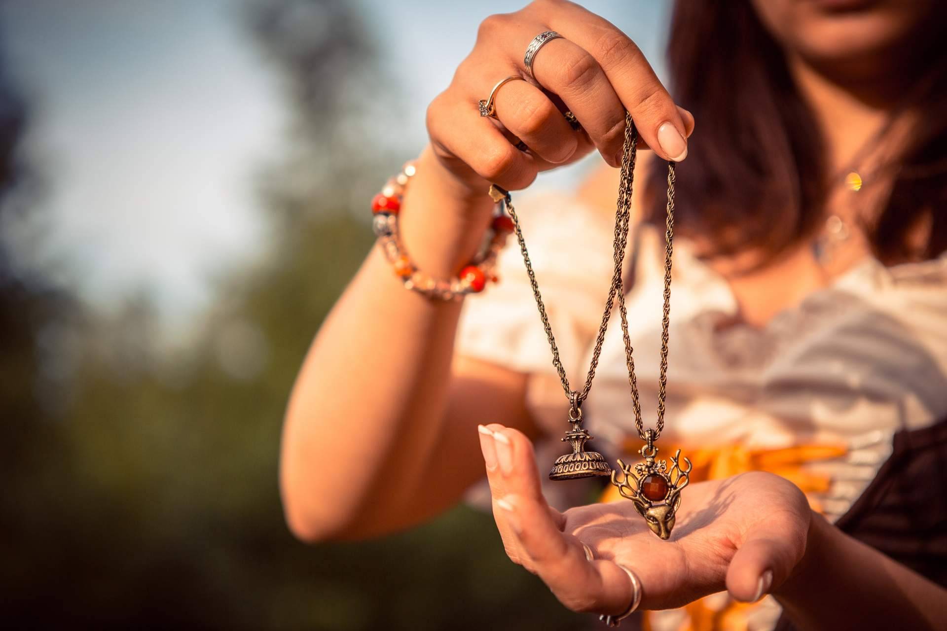 Alicia Caballero: vidente recomendada experta en la adivinación con amuletos y talismanes
