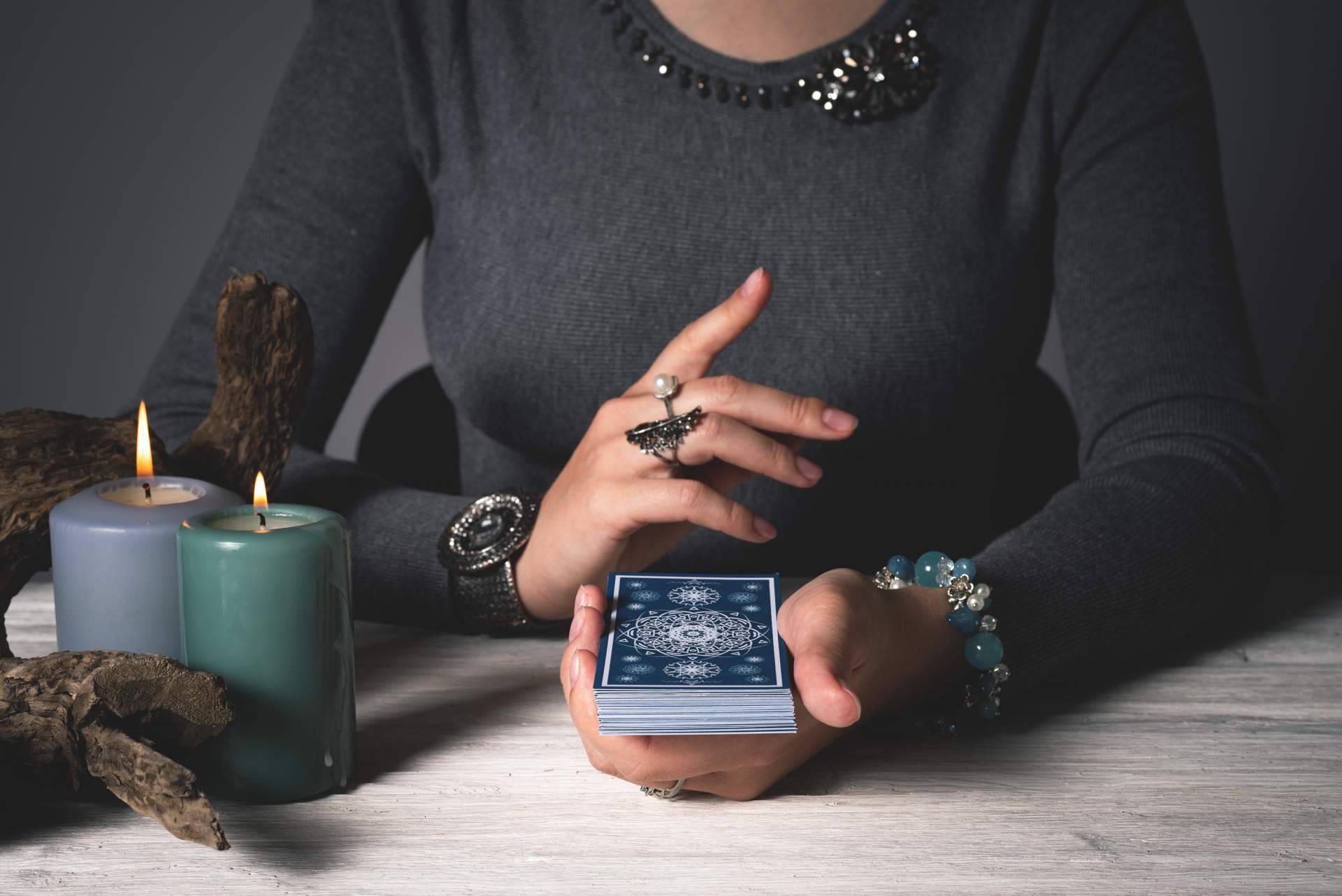 Los beneficios de la lectura del tarot de la vidente profesional, Silvia Sedano