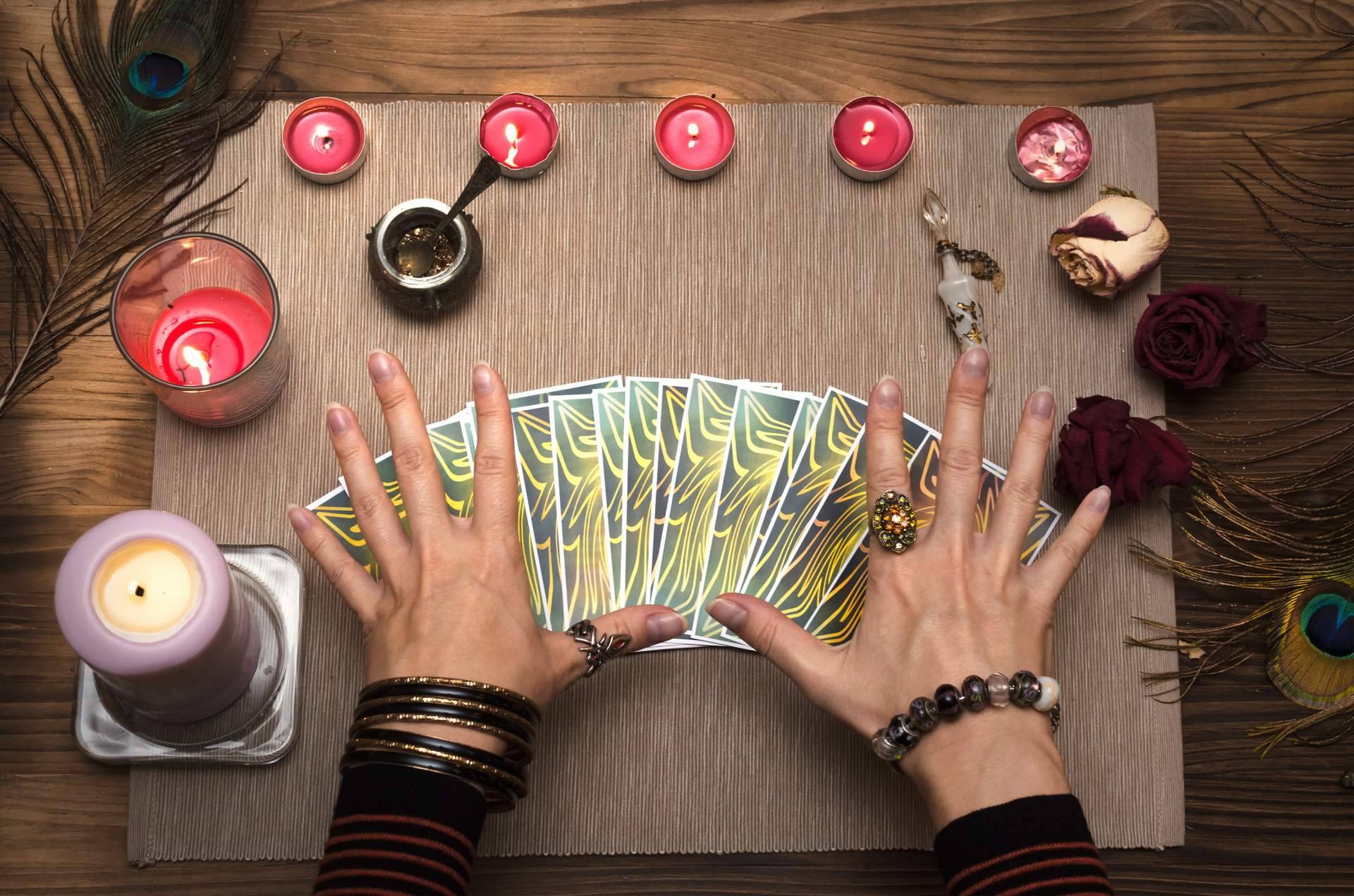 El tarot económico de 5 euros por 15 minutos es muy popular en la página web Tarot5por15