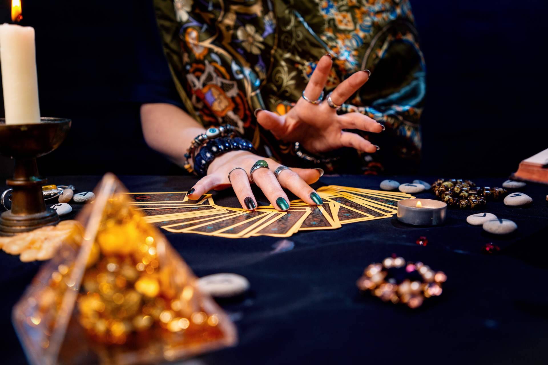 Realizar consultas al gabinete Astros 7 con el Tarot Bizum