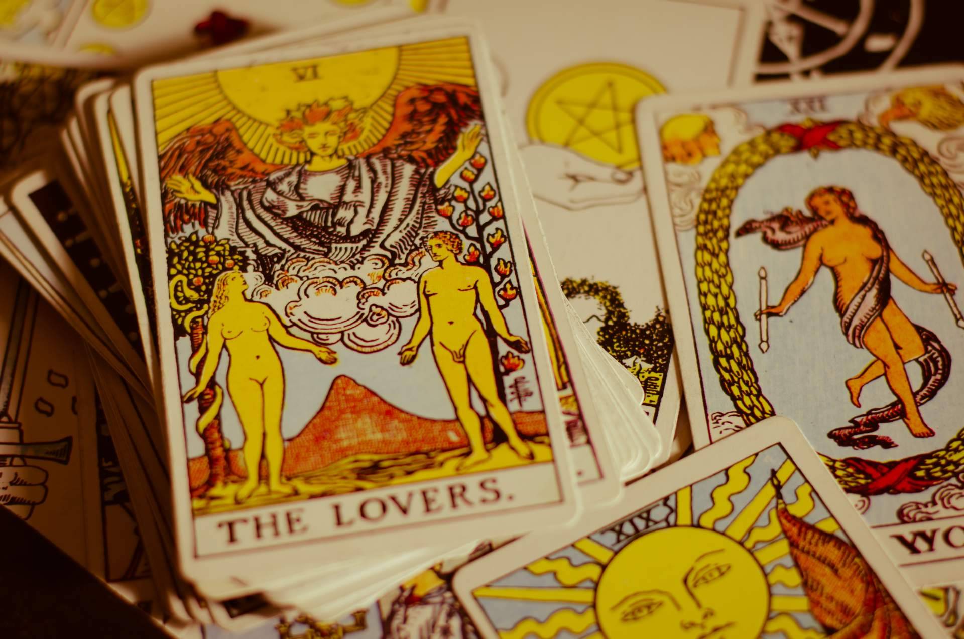 El Tarot de Luz María explica de dónde viene el tarot