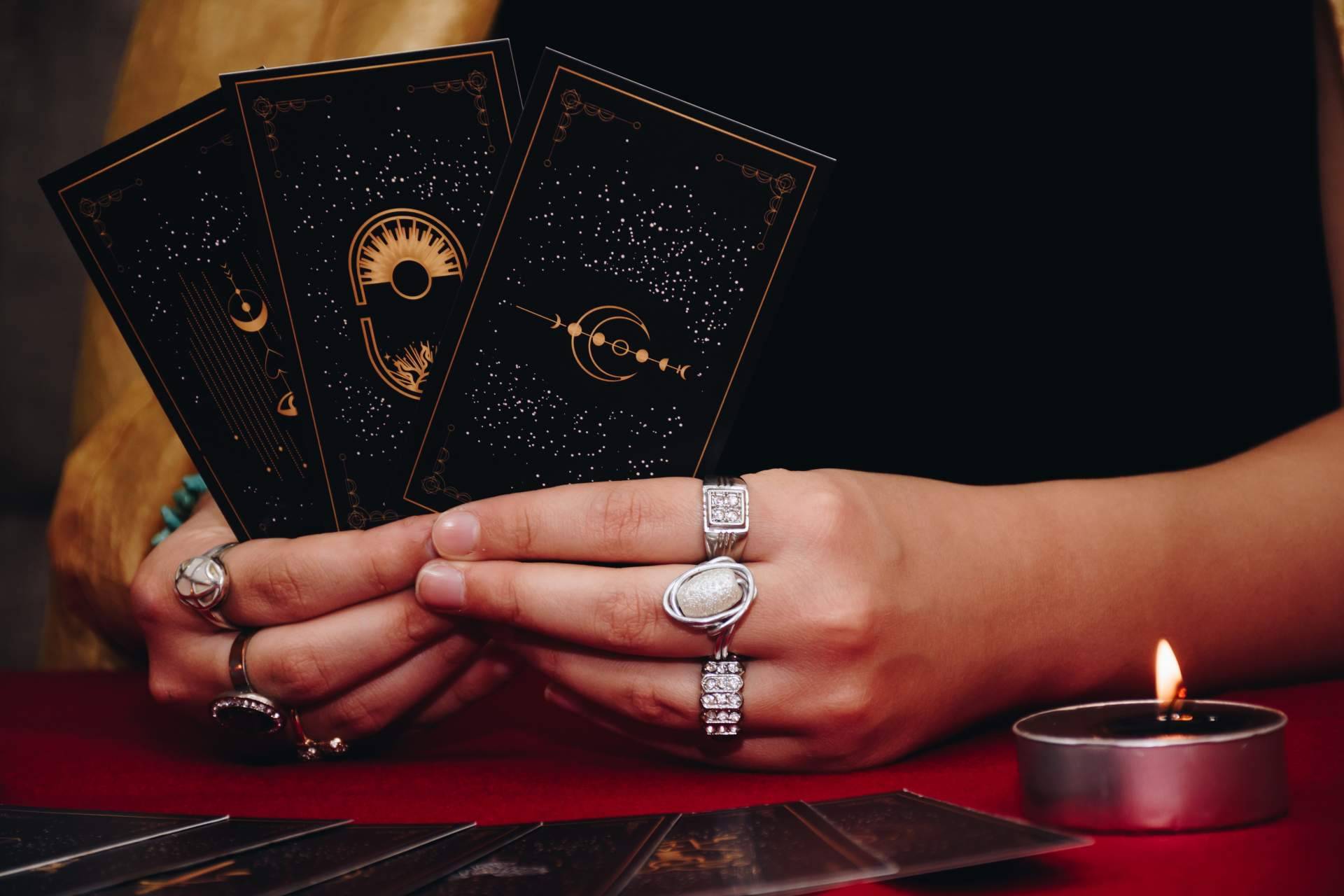 Los servicios tarot del amor por visa y tarot 806 de la vidente Alicia Caballero