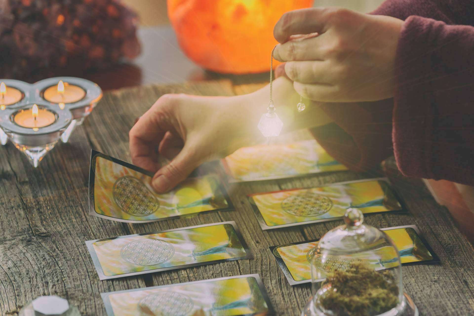 Gabinete Tarot Dama Gris ofrece un servicio de tarot fiable telefónico