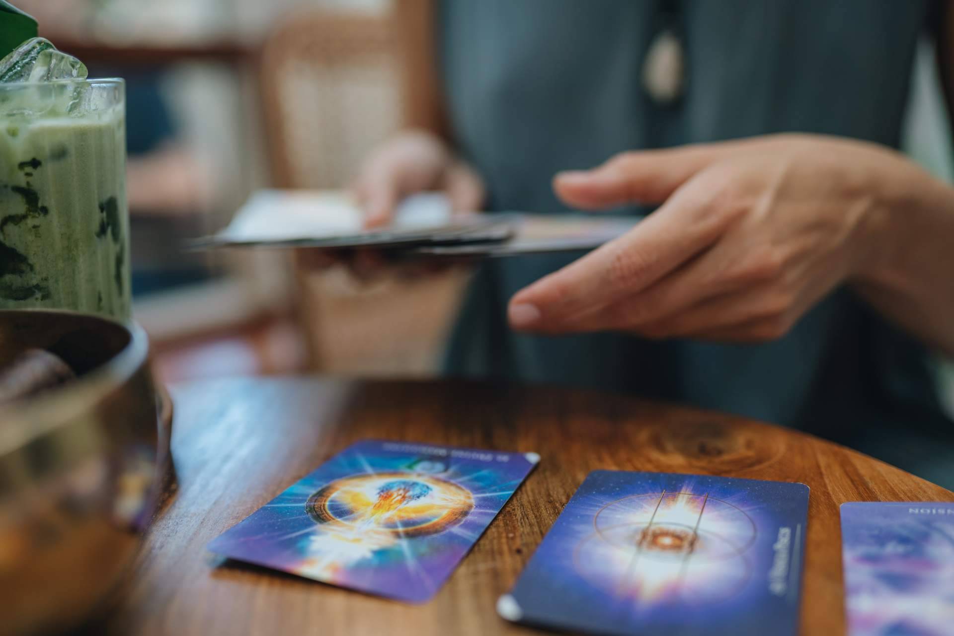 La Casa del Tarot y Videncia ofrece una consulta telefónica con una vidente