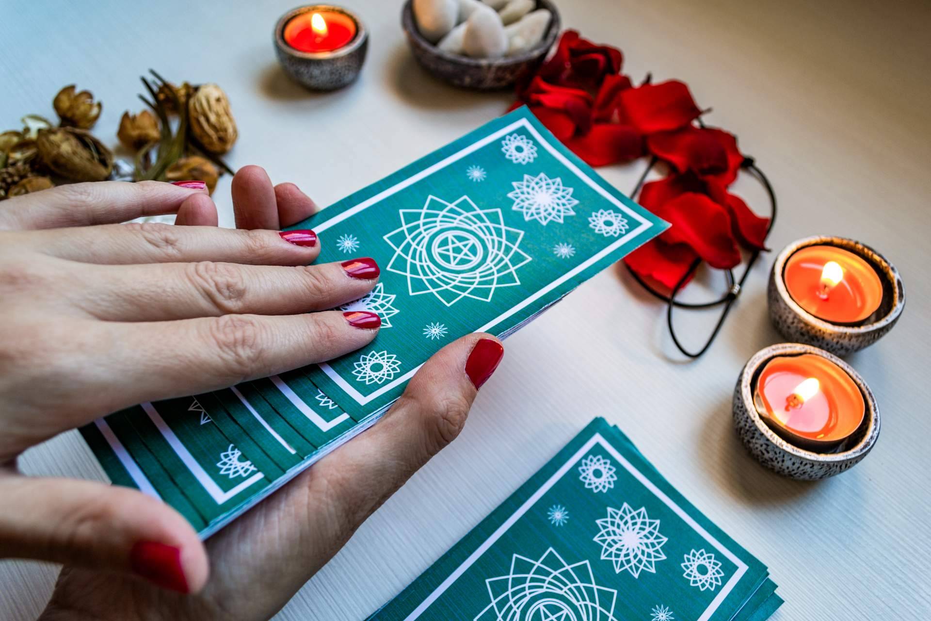 La vidente natural del Tarot de Alicia reúne el talento y la intuición