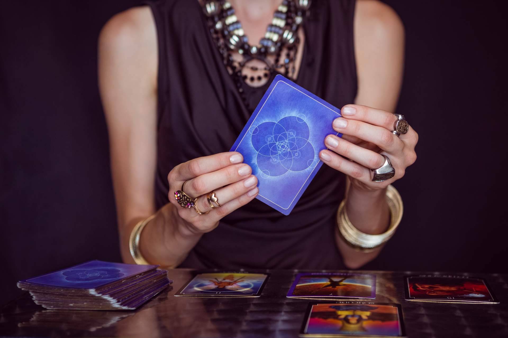 Las ventajas de la videncia 24h con el tarot de Luz María