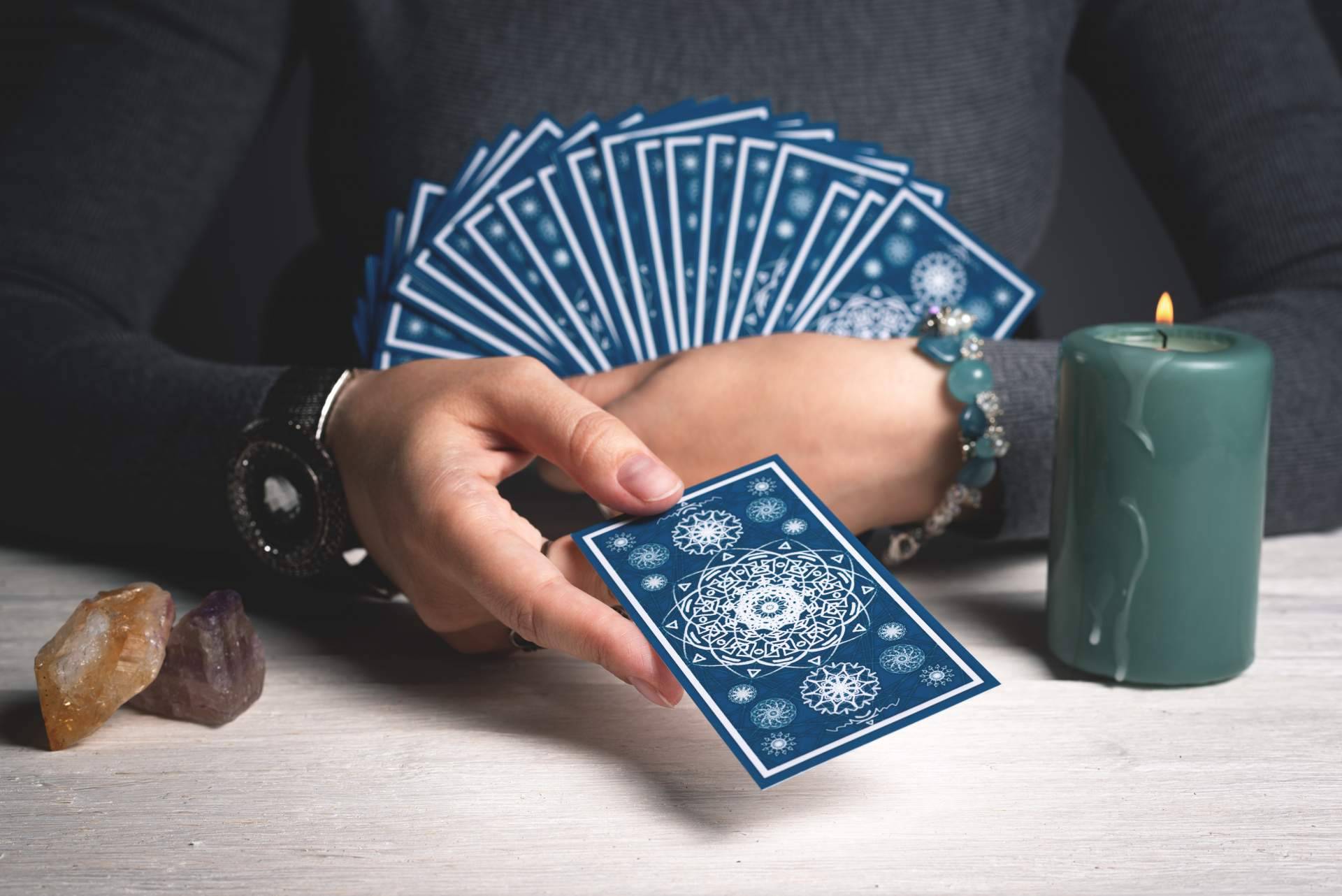 La vidente natural Rosa Sastre y las características de su Tarot Rosa Sastre
