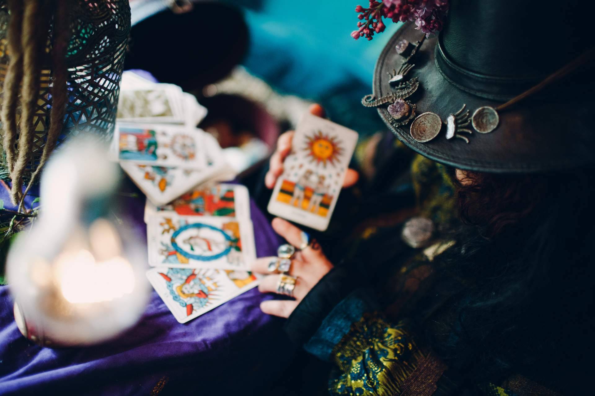 Hablar con videntes económicas con el servicio de Tarot Económico de Rosario