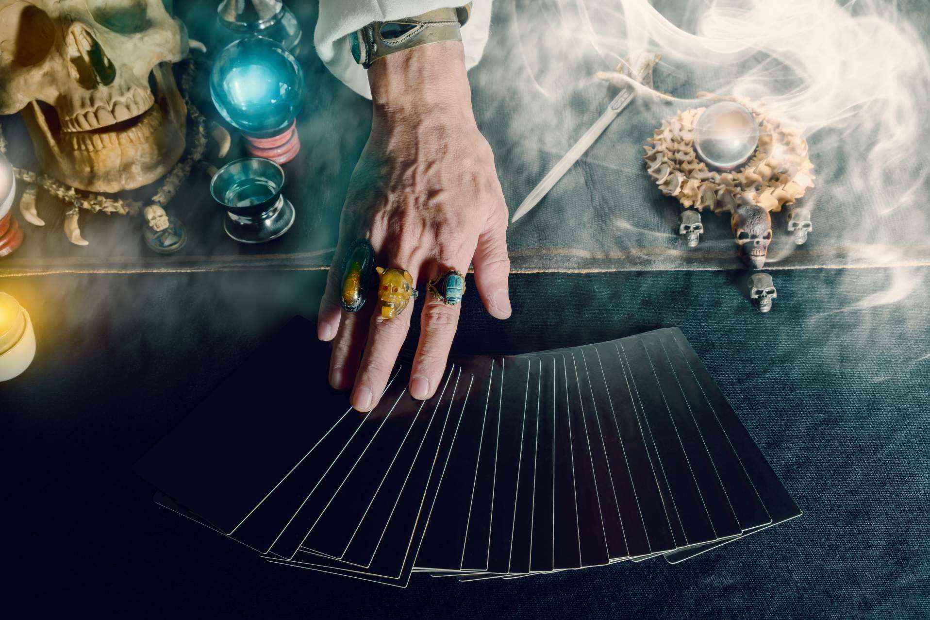 Los diferentes tipos de barajas de tarot, el péndulo y otros métodos adivinatorios