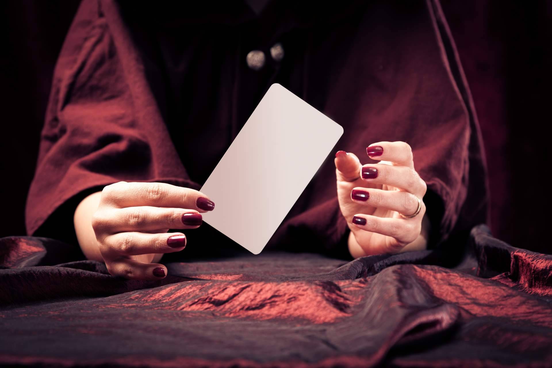 La vidente sin gabinete que realiza consultas semanales de tarot, Manuela Moreno