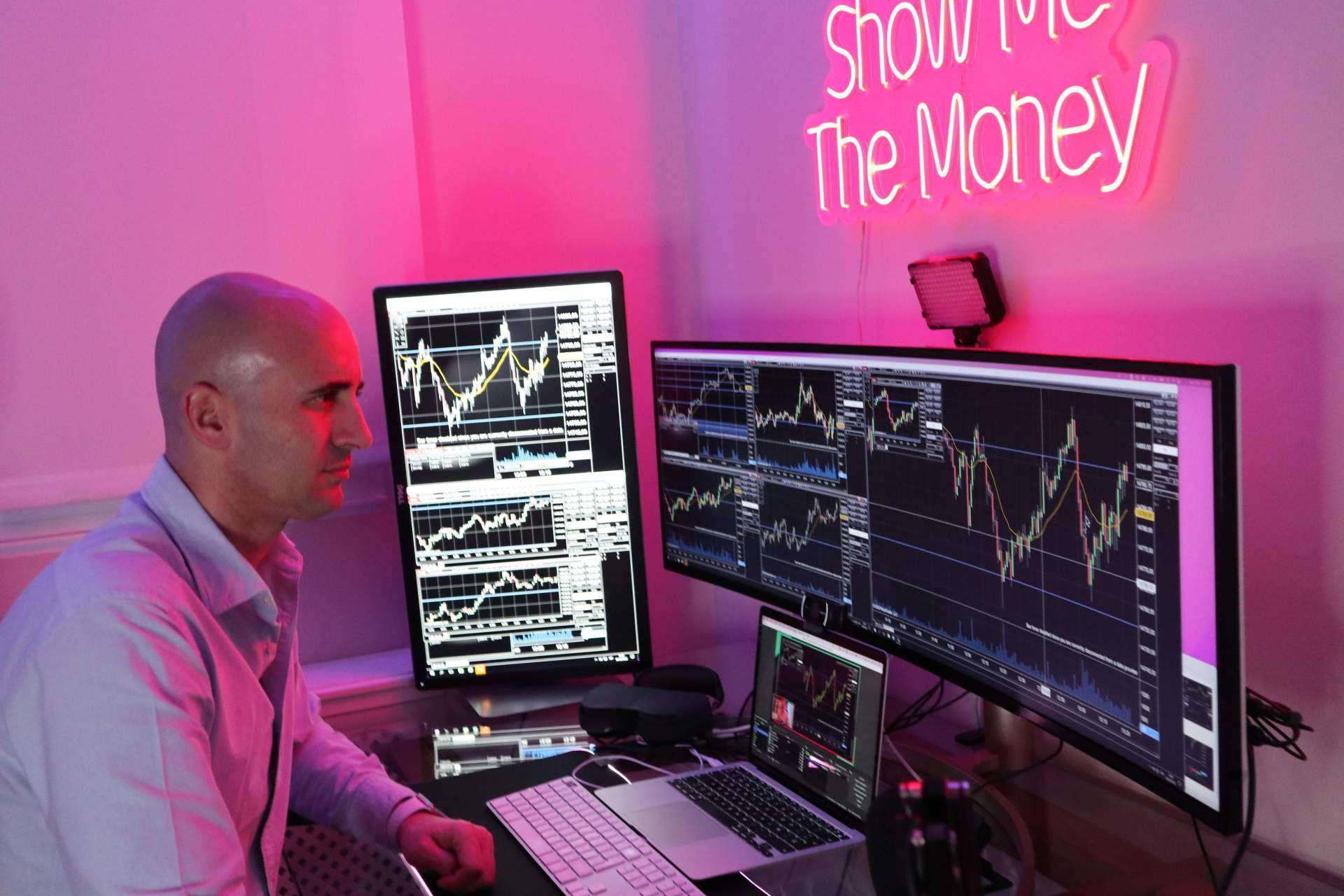 ¿Quién es Víctor Gómez, el primer trader que invierte en directo desde 2014?