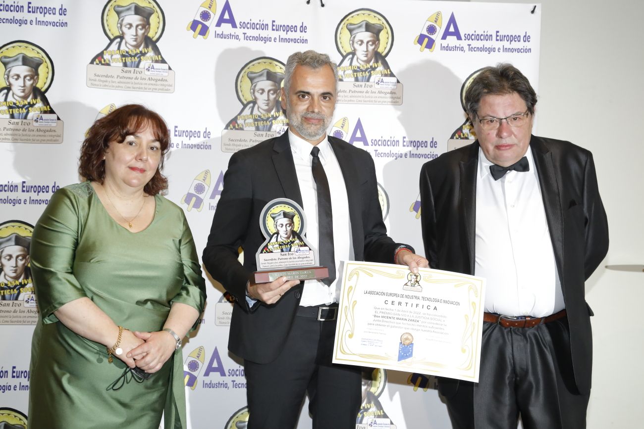 Vicente Marín Zarza recibe el premio San Ivo a la Justicia Social