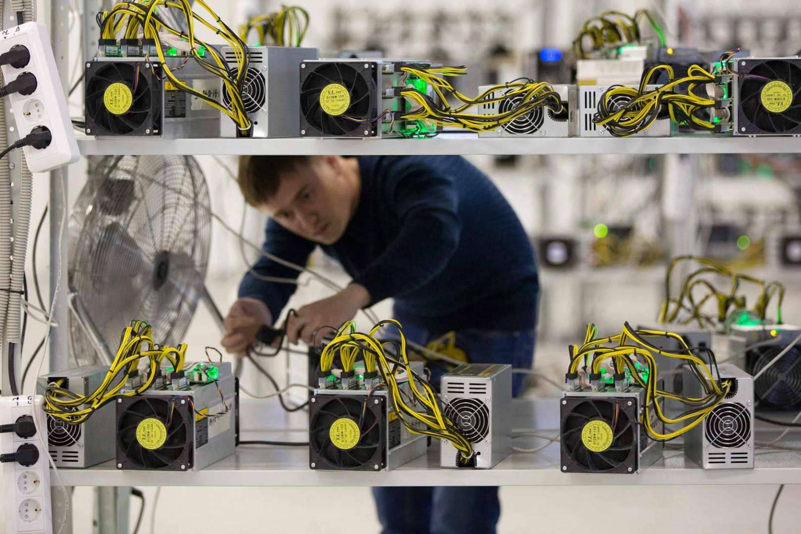 Alquiler de un espacio físico para instalar equipos para minar criptomonedas, por la compañía Mineros de Criptomonedas