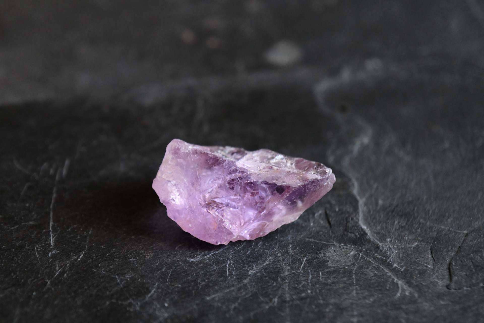 ¿Por qué es beneficioso contar con una piedra amatista como amuleto?