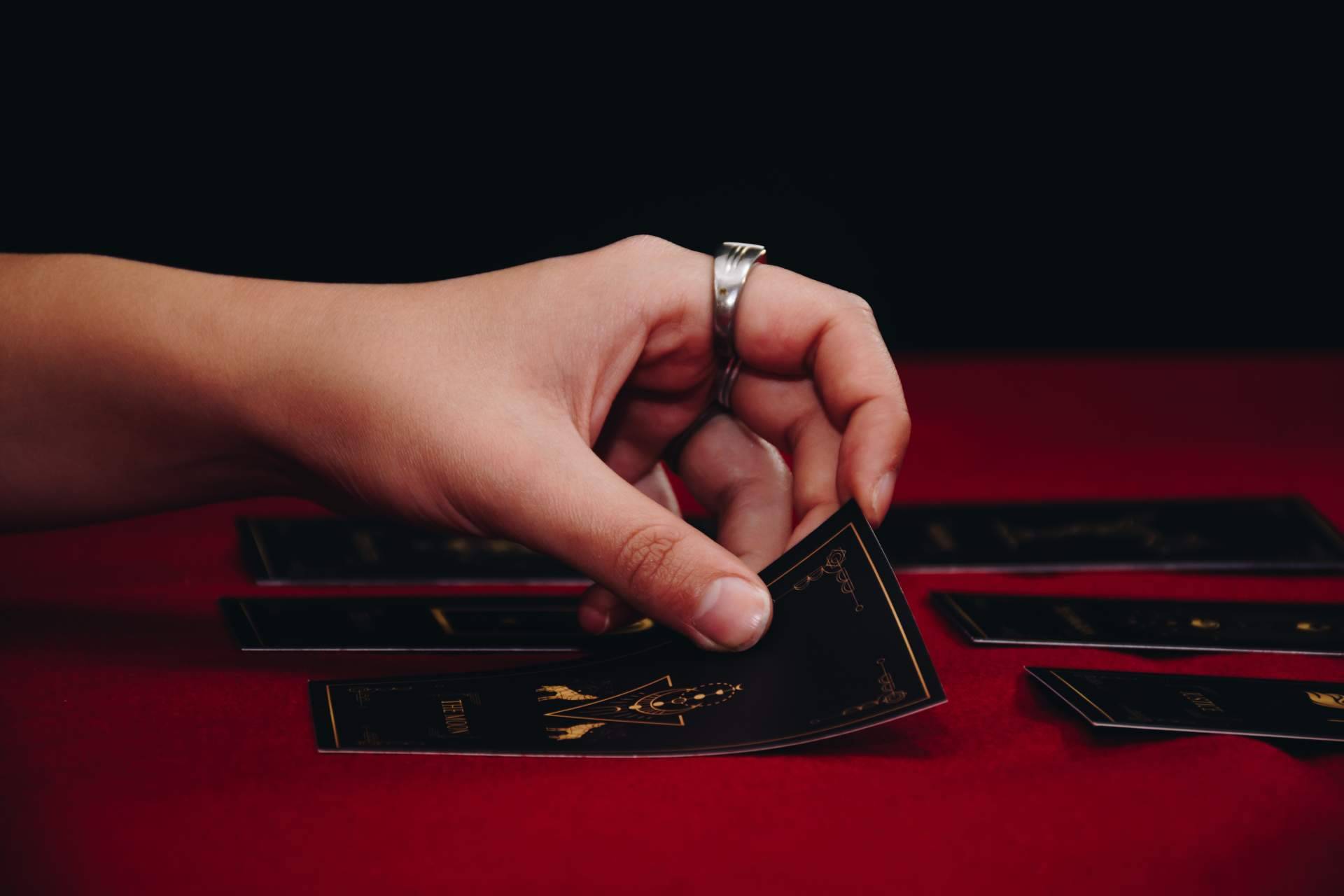 Ana Celeste proporciona ayuda a través del tarot