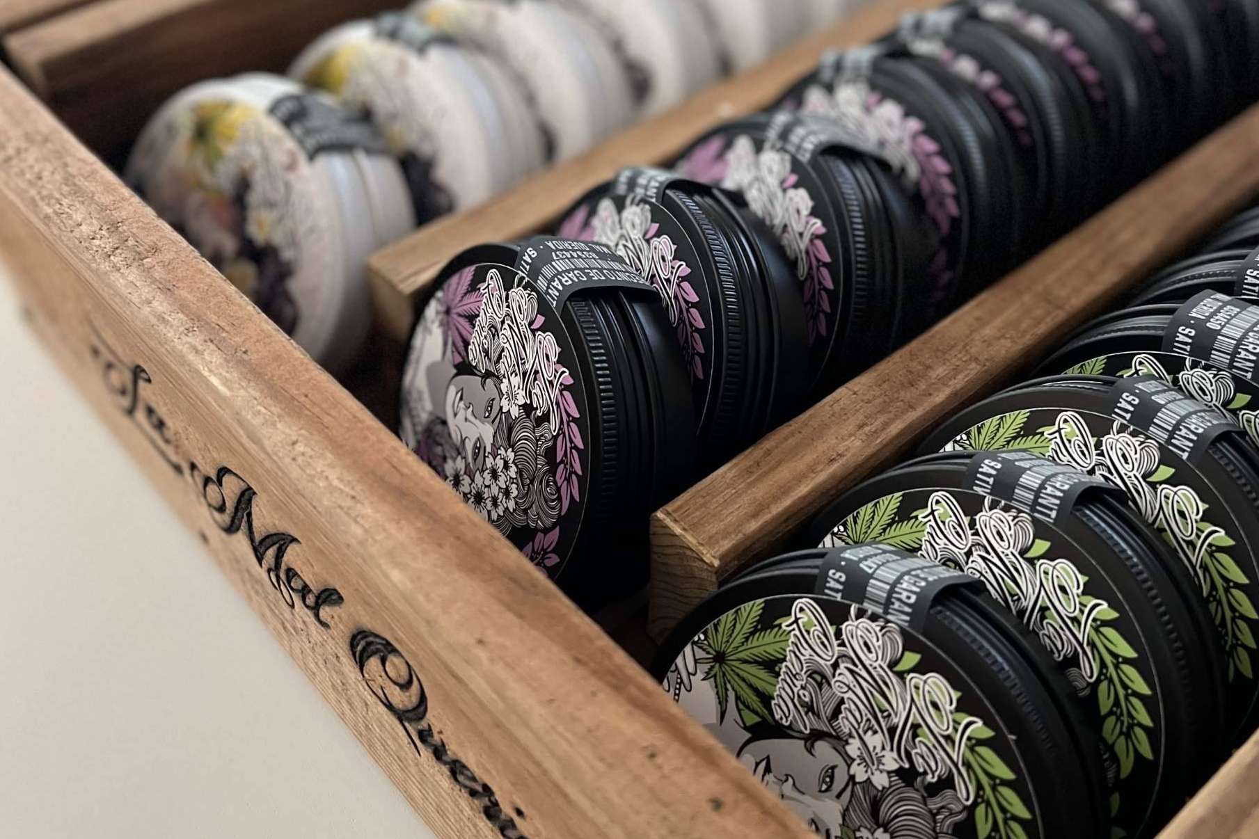 Máquina vending expendedora de CBD 24h con CBD FLOWERS By La Mal Querida en Sevilla