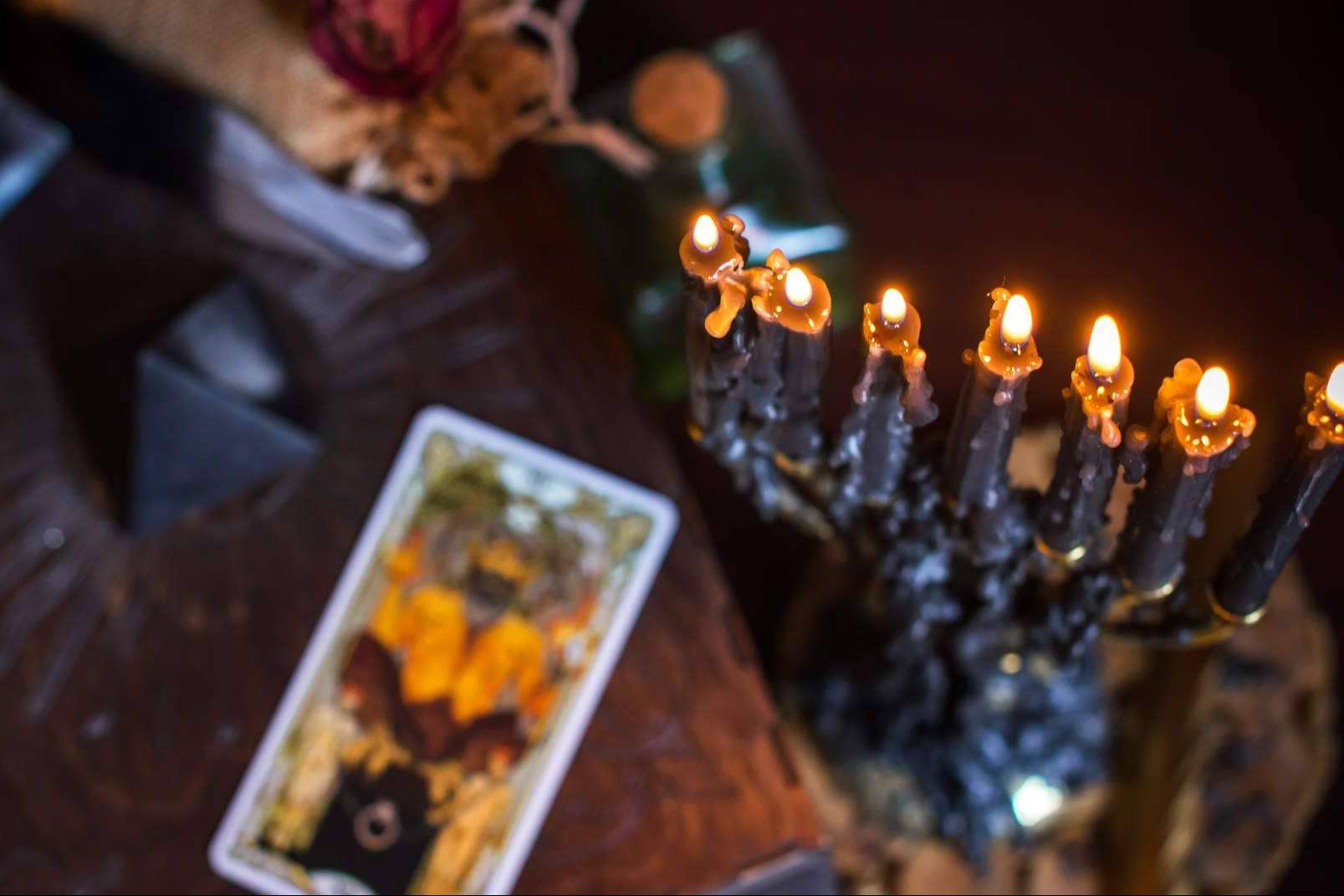 Esclarecer el camino en etapas convulsas como la actual tiradas tarot del trabajo, con Tarot Gitano