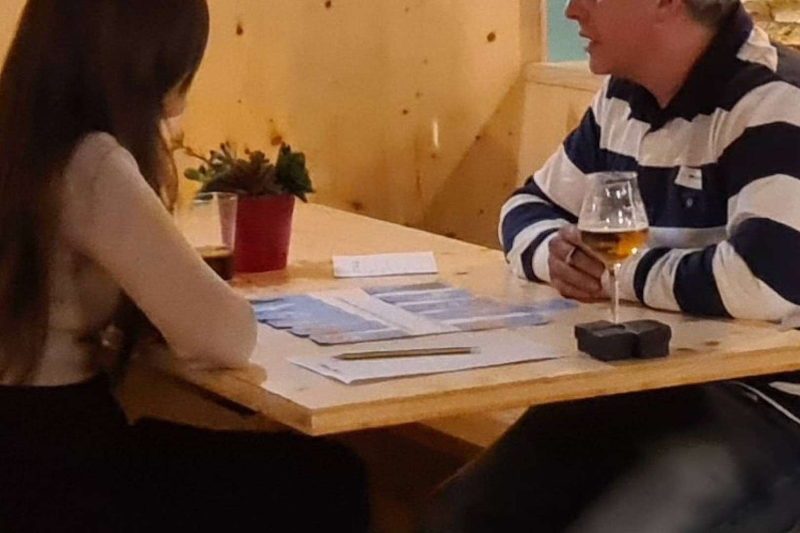 Speed dating en Barcelona con dinámicas de juego, perfecto para conocer gente este San Valentín