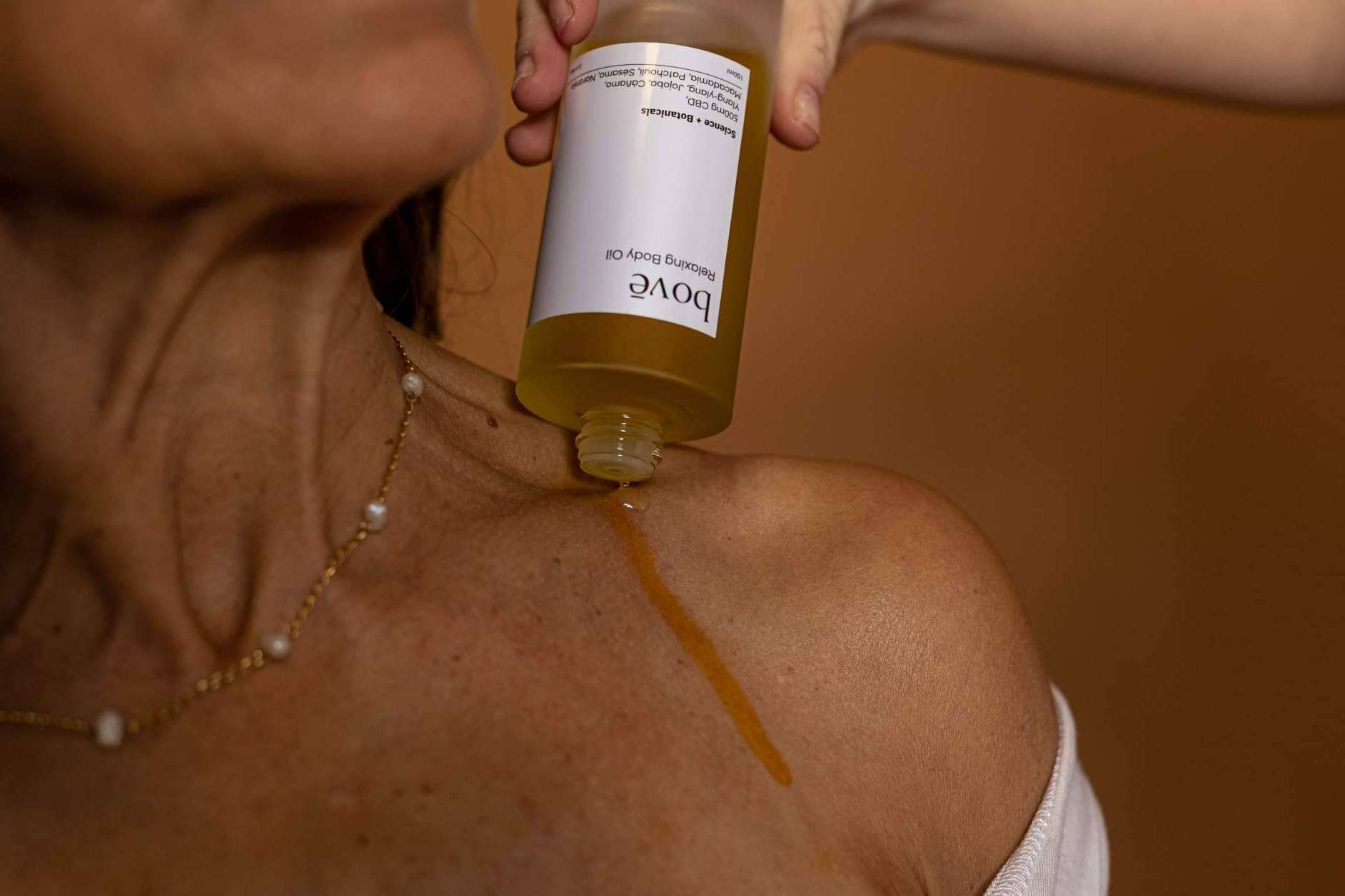 El CBD y la cosmética plant based rejuvenecen y calman la piel. Piel más elástica y luminosa