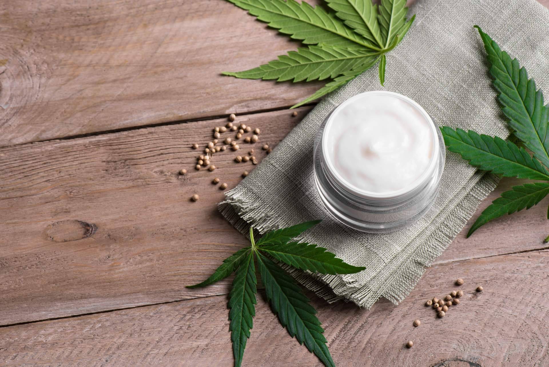 La crema de CBD, Arthoren, de CBD Torrejón es efectiva para psoriasis, dermatitis y para calmar dolores agudos