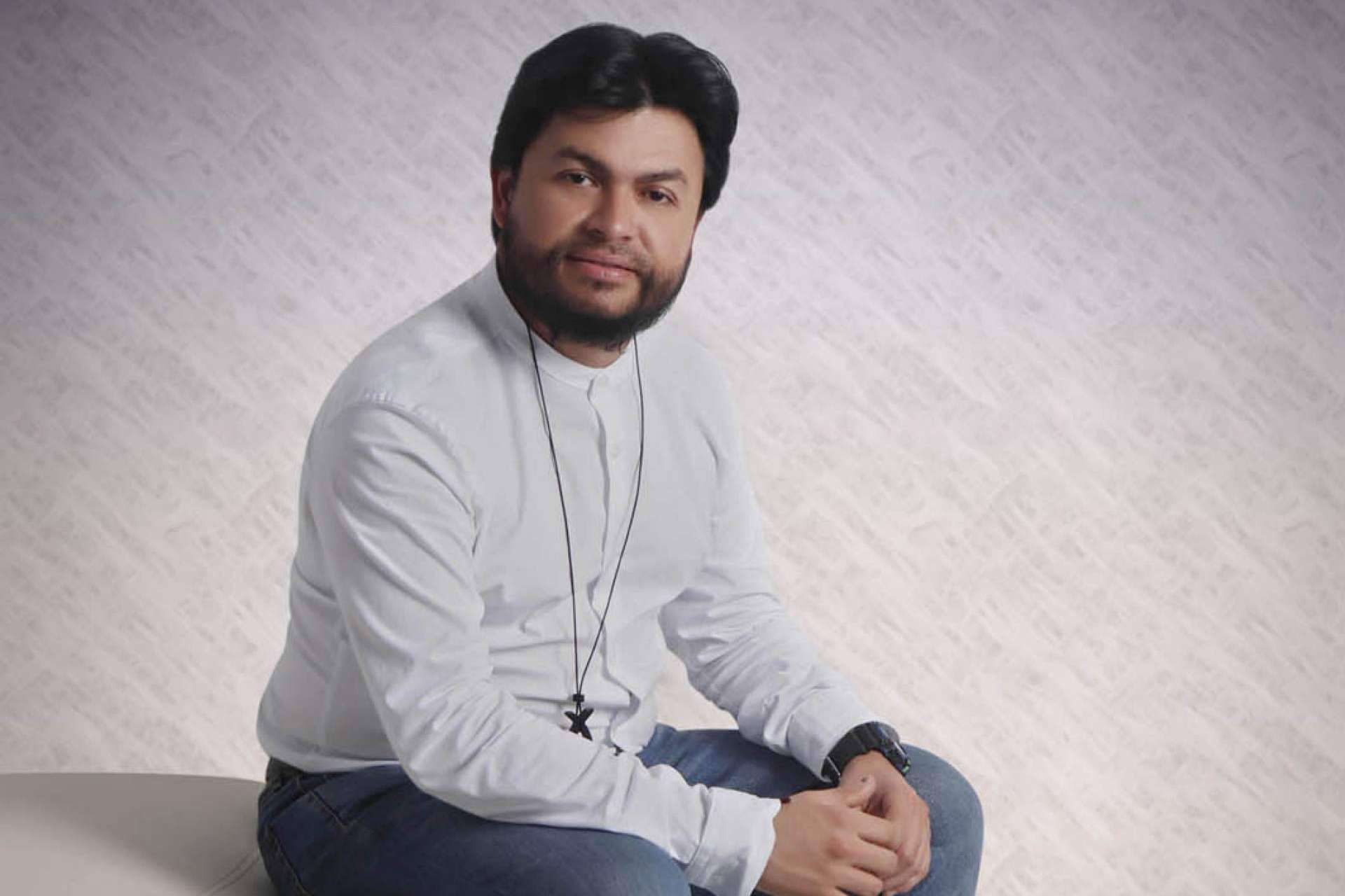 El sacerdote católico que ayuda a sanar y avanzar en la vida es el Padre Camilo Cardozo