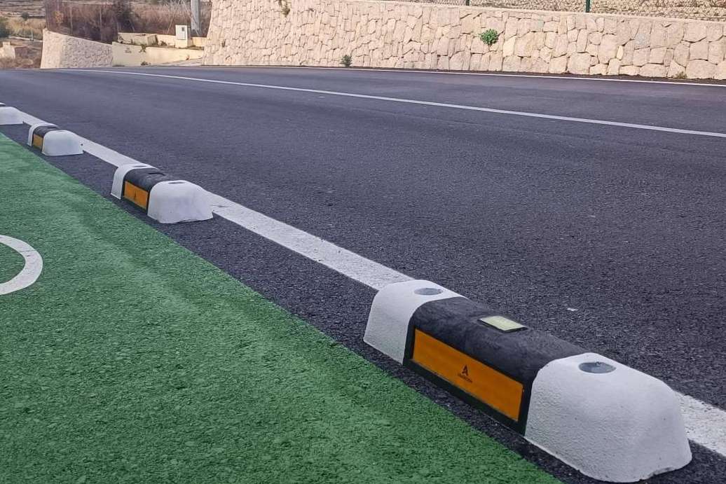 Ciudades de España y Latinoamérica apuestan por el separador de carril bici fotoluminiscente de Abadecom Urban