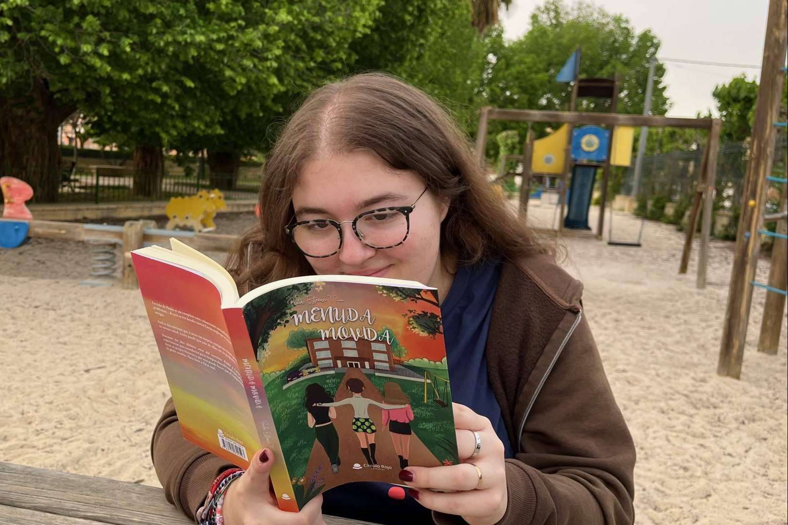 Paula se dirige a todo aquel que haya sufrido acoso escolar en su libro, ‘Menuda Movida’.