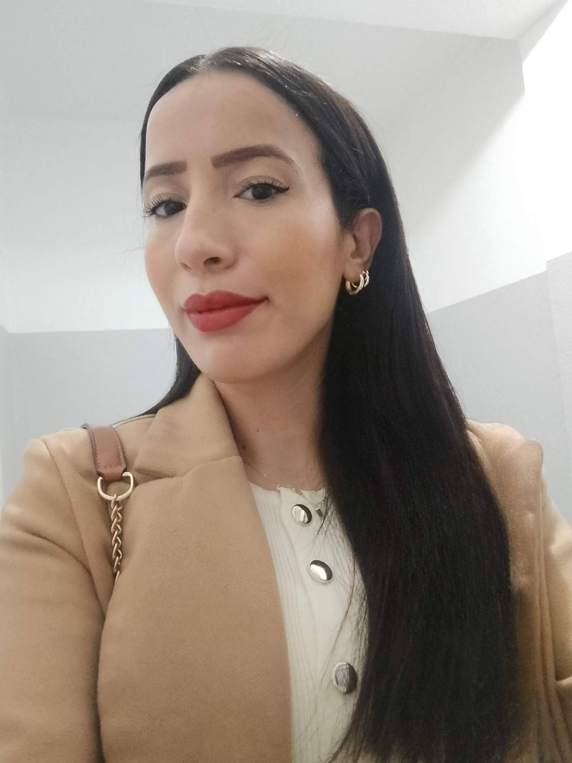 Huisam Mohamed debuta con una divertida y atípica historia de amor en 'Mi jefe y yo'.