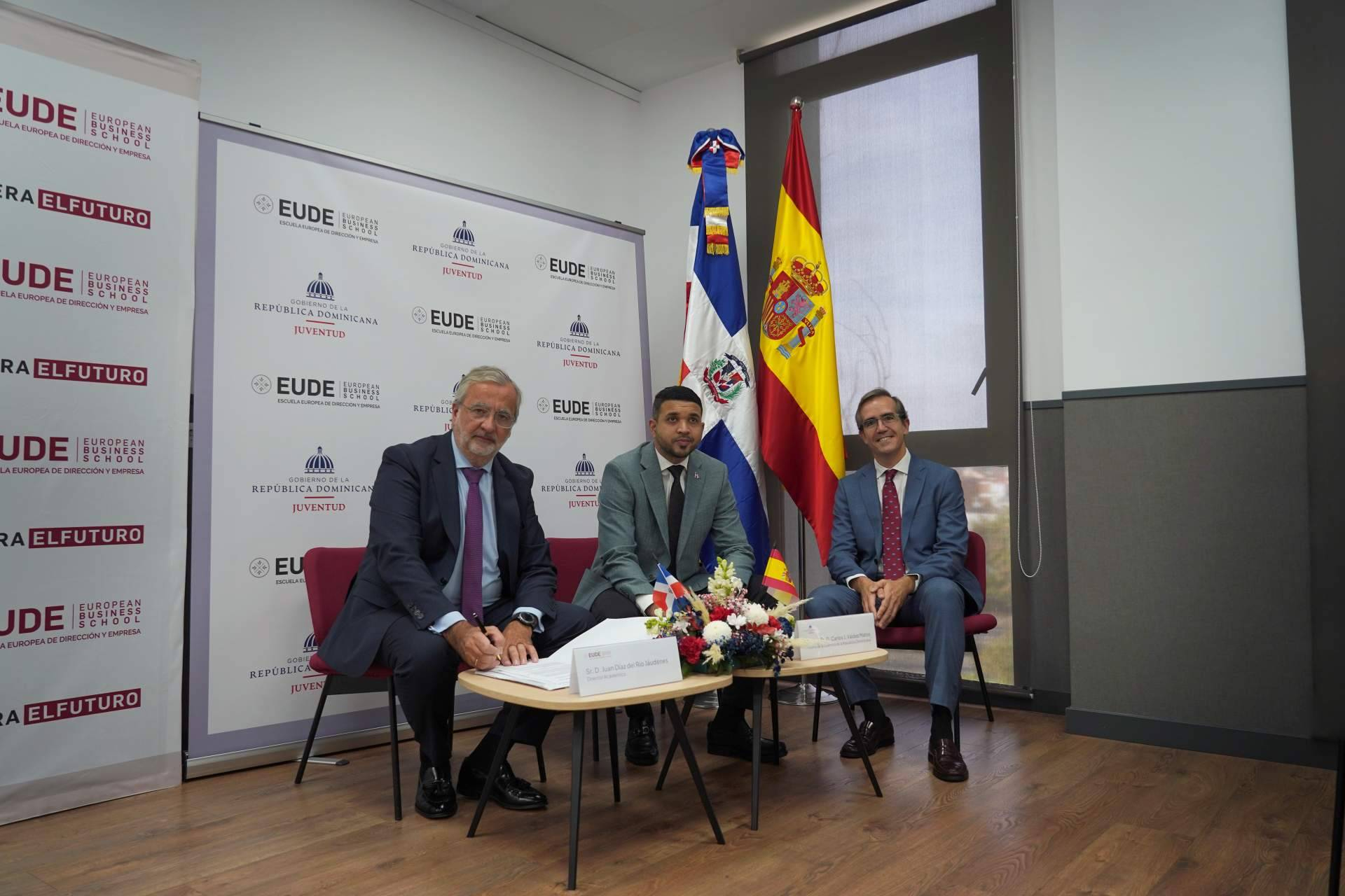 El Ministro de la Juventud de República Dominicana visita EUDE y formaliza el convenio de 505 becas