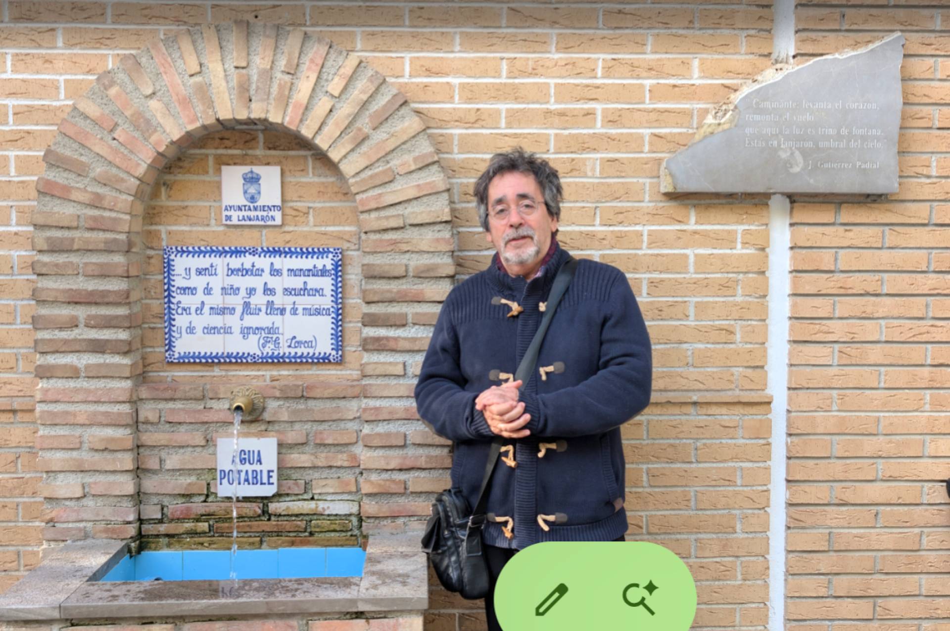 José Rey Salas convierte la estupidez humana en una delirante tragicomedia en El loco del pijama azul